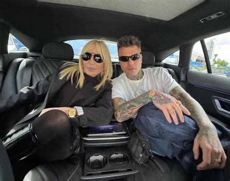 Fedez, dal Coachella alla Design Week con Donatella .